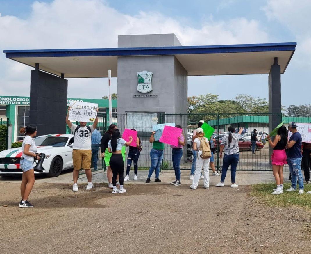 Estudiantes que se manifiestan en contra de la directora del Instituto Tecnológico de Altamira. Foto: Axel Hassel