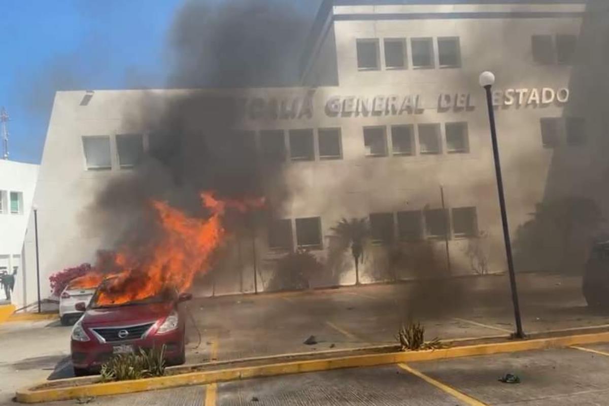 Entre sus protestas, los manifestantes han quemado autos ubicados a las afueras de la Fiscalía General de Guerrero, en Chilpancingo. Fuente: X (antes Twiter)/@CharroNegro_Mx