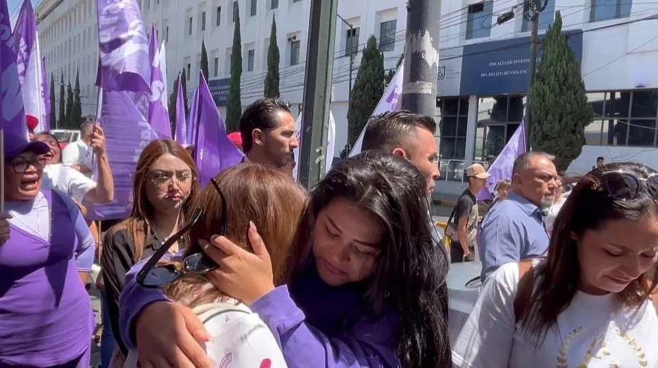 Araceli Ordaz Gomita acudió a la Fiscalía en compañía de su madre, Elizabeth Campos. Fotos. Luis A. Ortega