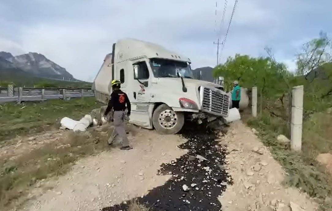 Los rescatistas indicaron que no se reportan personas lesionadas en el lugar del incidente. Foto: Protección Civil de Nuevo León.