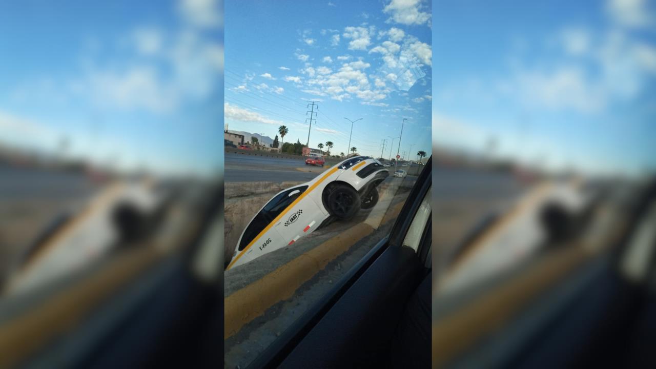 El accidente ocurrió cuando el conductor del taxi, intentó esquivar a otro automóvil que se interpuso en su camino y perdió el control de la dirección / Foto: FB @taxistasdesaltillo