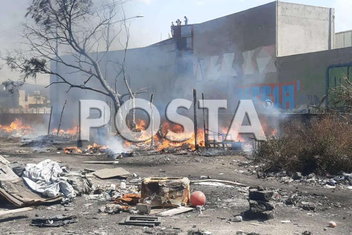 Arde basura en gran cantidad en Vaso Regulador de Iztapalapa, no hay heridos.    Foto: Ramón Ramírez