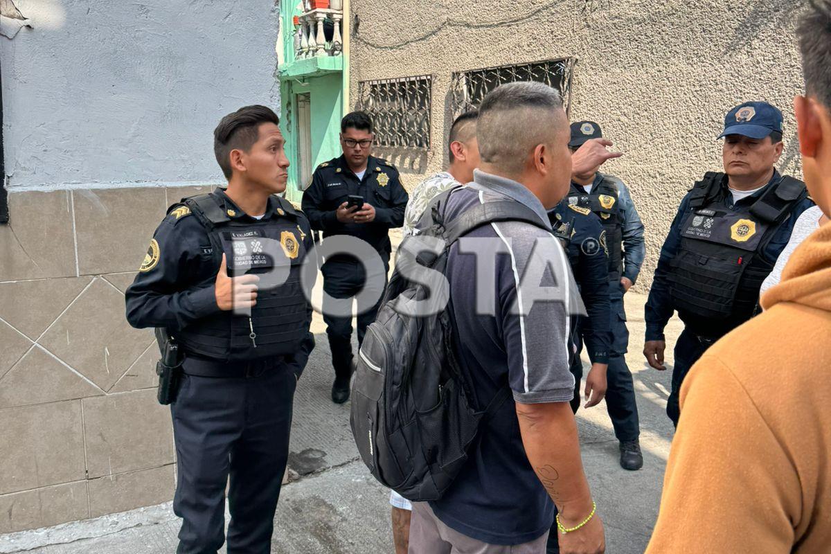 Vecino en estado inconveniente agrede a familia e incendia su vehículo.      Foto: Ramón Ramírez