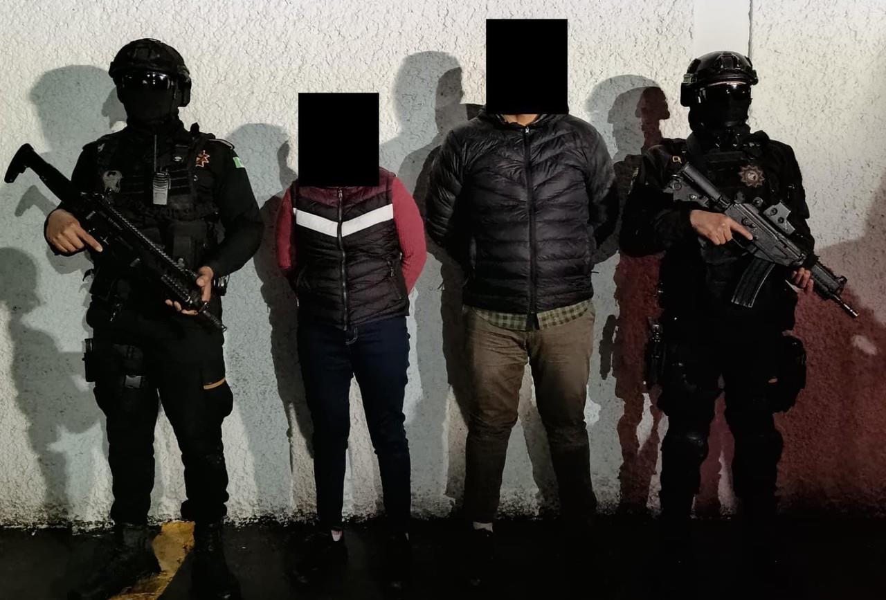 Los sospechosos, identificados como Gerardo N, de 41 años de edad y Erika N, de 27, fueron encontrados con un arma corta y un cargador abastecido. Foto: X @GpoCoordSegNL.