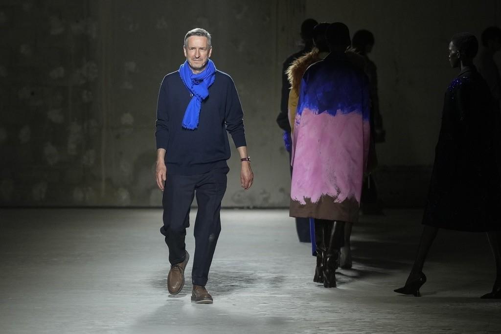 El diseñador belga Dries Van Noten recibe un aplauso durante el desfile de su colección Otoño/Invierno 2024-2025, presentada el miércoles 28 de febrero de 2024 en París. Van Noten anunció el martes 19 de marzo de 2024 que dejaría la marca que lleva su nomb