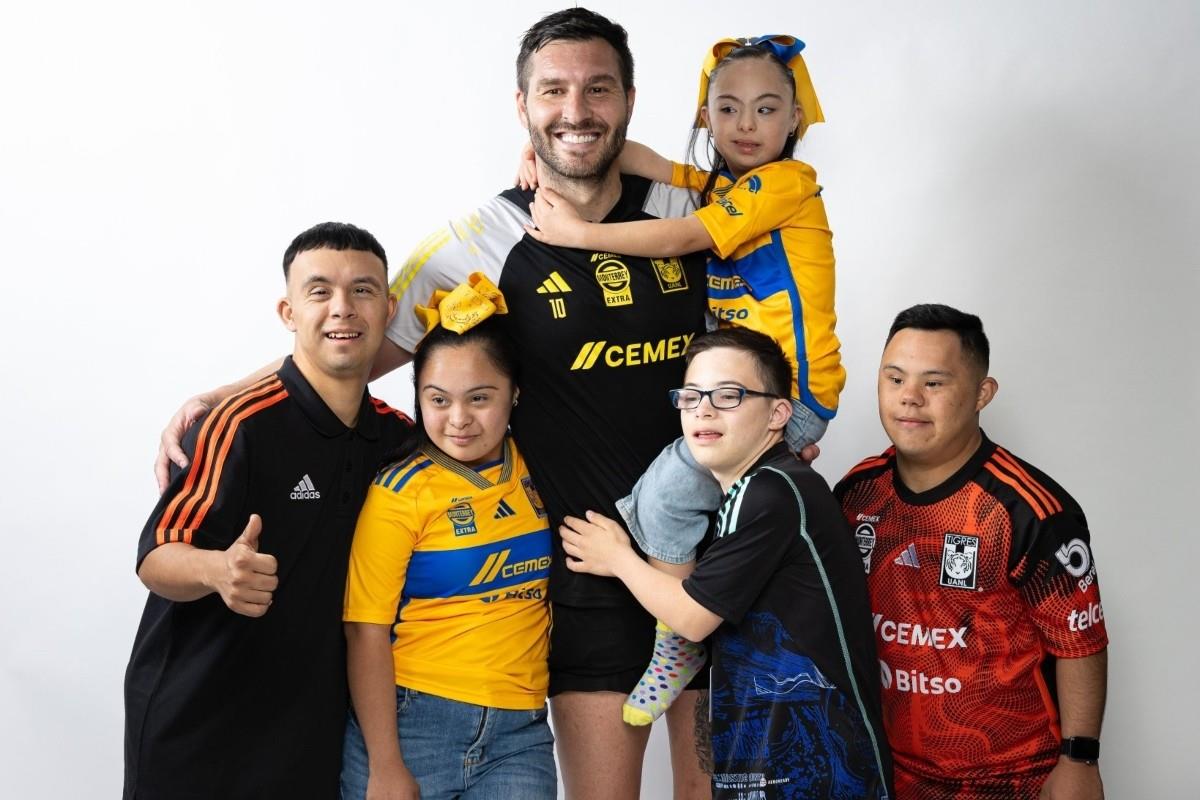 Gignac posando con niños con Síndrome de Down en la Tigre Tienda Foto: X(Twitter) @TigresOficial