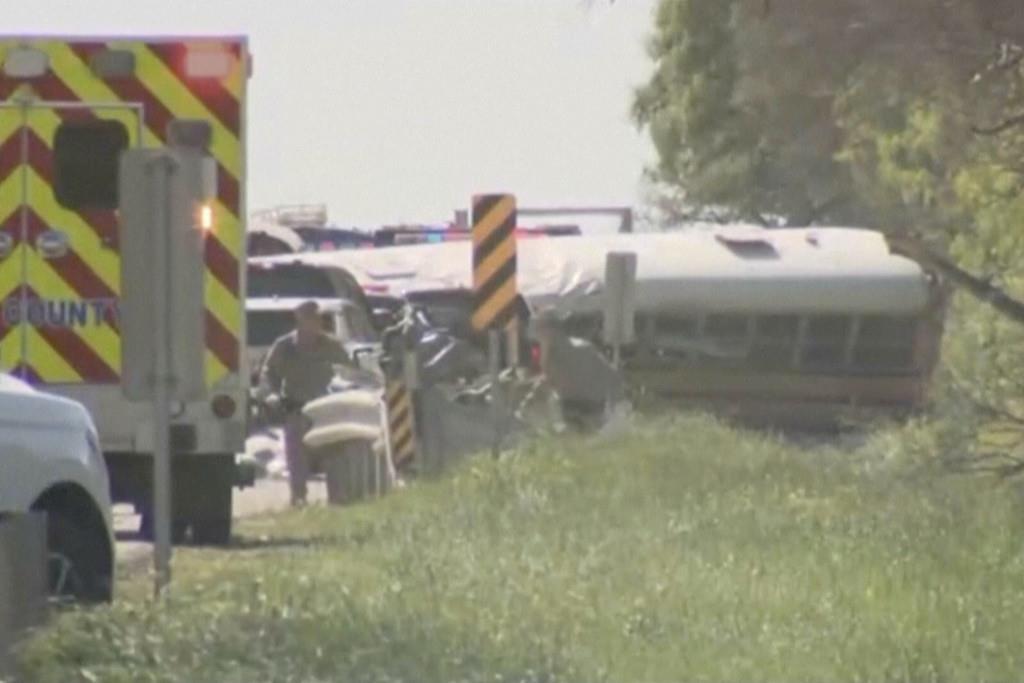 Socorristas trabajan en el lugar en el que un camión de cemento chocó contra un autobús escolar que transportaba a estudiantes de preescolar, el viernes 22 de marzo de 2024, en Bastrop, Texas. (KVUE vía AP)