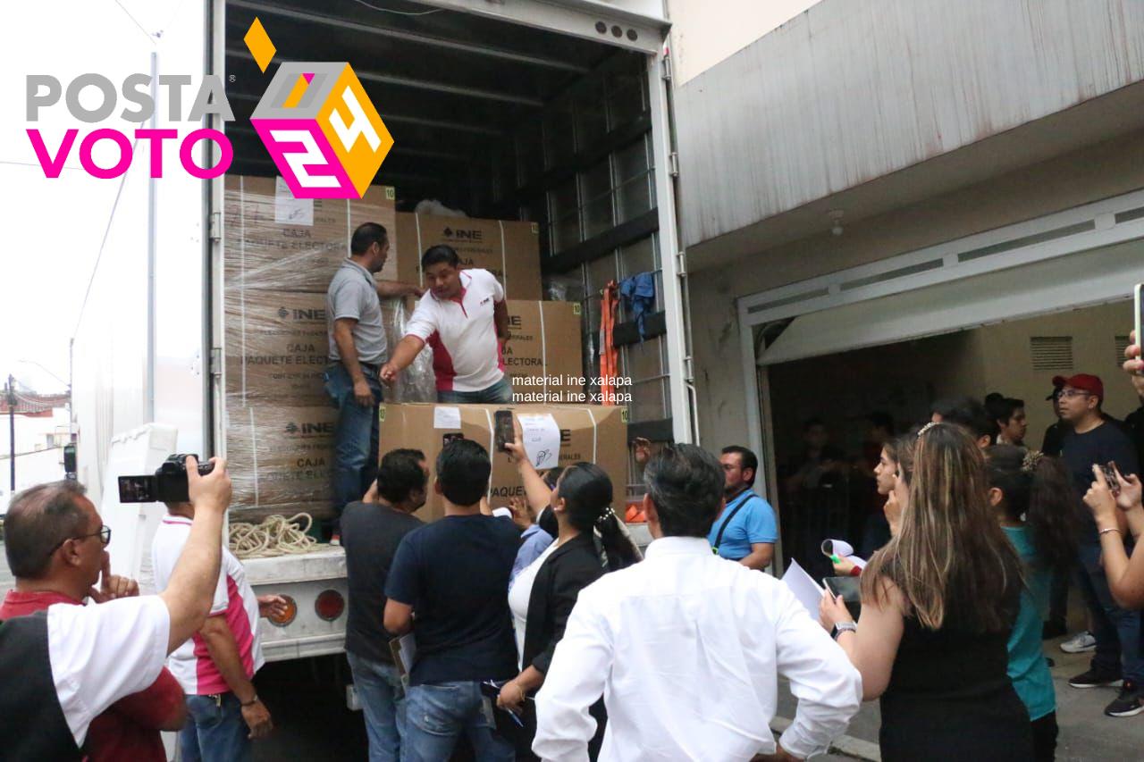 La tarde del viernes arribó la documentación y material electoral al distrito 10 de Xalapa. Foto: Rosalinda Morales