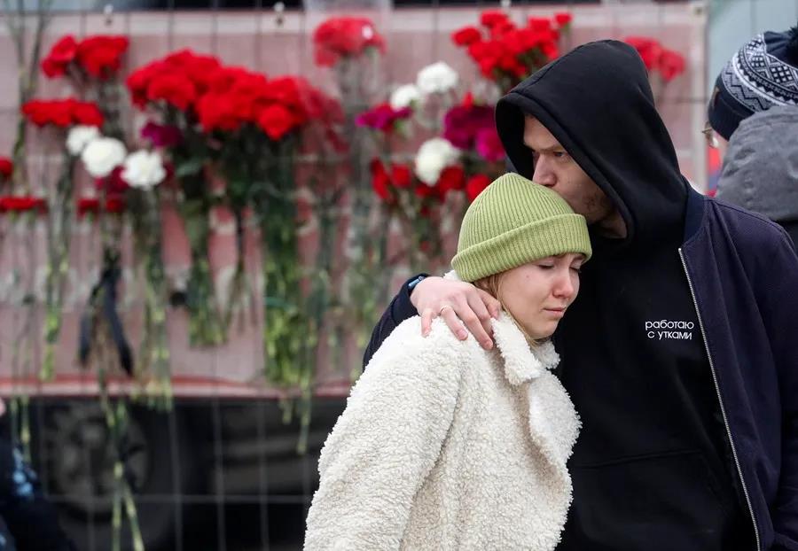 Ciudadanos se concentran en las cercanías de la zona del atentado en Moscú. Foto: EFE