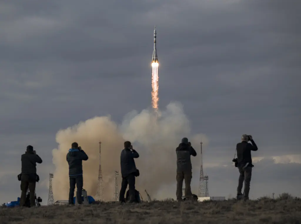 El cohete Soyuz despega hacia la Estación Espacial Internacional con el astronauta de la Expedición 71 de la NASA Tracy Dyson, el cosmonauta ruso Oleg Novitskiy y la astronauta bielorrusa Marina Vasilevskaya a bordo.  (Bill Ingalls/NASA vía AP)