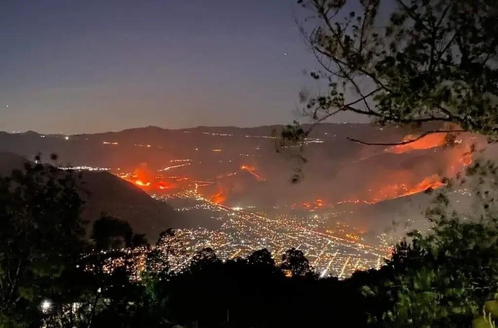 Las impactantes imágenes del fuego en las cercanías de centros urbanos han invadido las redes sociales. Foto: Redes Sociales.