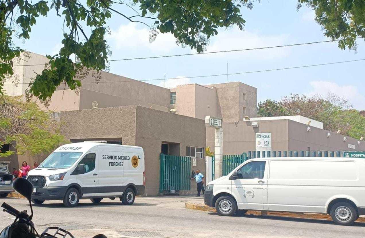 Autoridades acudieron la mañana de este miércoles al hospital Ignacio García Téllez donde se reportó que un enfermero fue encontrado sin vida en un baño.- Foto de Telesur Yucatán