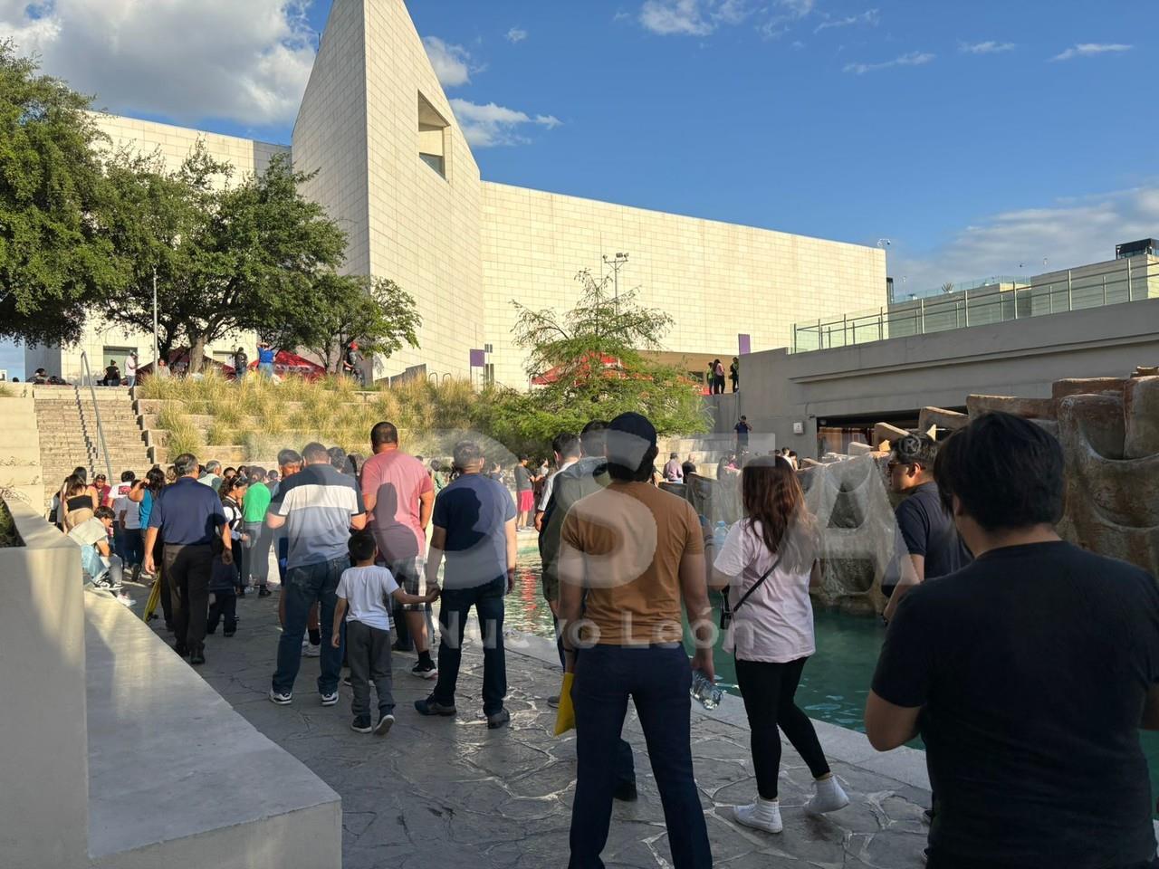 Cientos de personas que aprovechan estos días de descanso para visitar la Sultana del Norte. Foto: Diego Beltrán