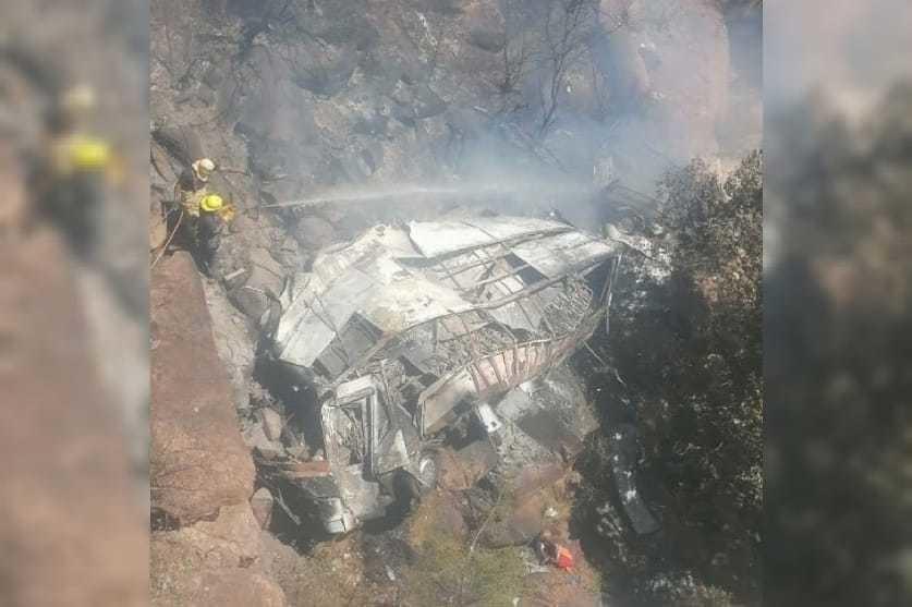 Se cree que el autobús viajaba desde Botsuana hacia el pueblo de Moria, donde se celebra un popular peregrinaje de Pascua. Foto: Especial.