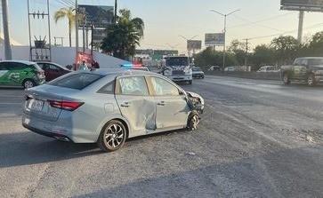 Tras chocar contra el muro el vehículo golpeó un automóvil Versa para después terminar frente a un negocio de herramientas. Foto: Especial.