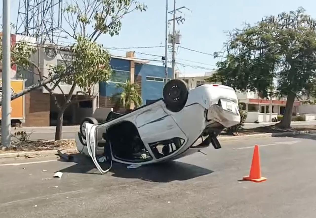 Luego de generar un accidente y dejar volcado un auto, el conductor del vehículo involucrado se dio a la fuga la mañana de este viernes.- Foto de Quadratín Yucatán