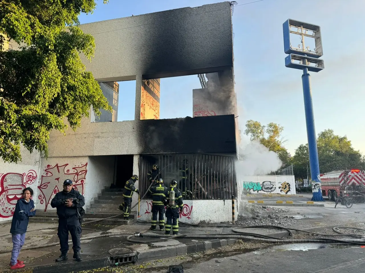 Más de 50 bomberos sofocan incendio en predio abandonado, no hay heridos. Foto: Ramón Ramírez