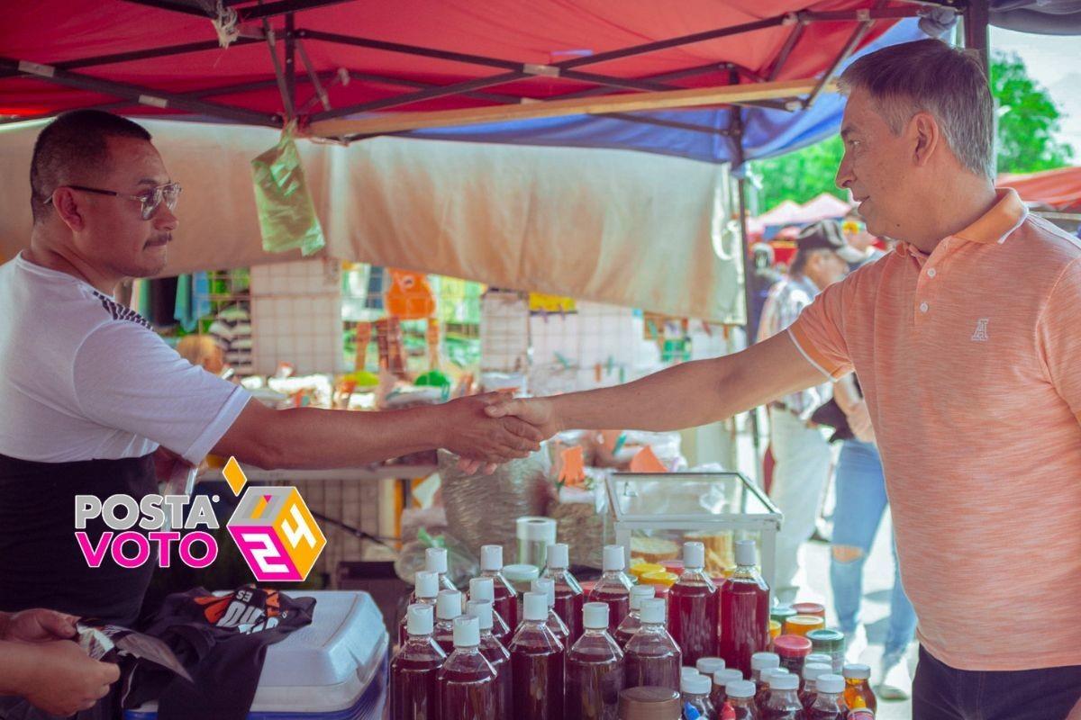 Recorre el emecista Aldo Fasci el mercado de la colonia Independencia en Monterrey. Foto: Movimiento Ciudadano