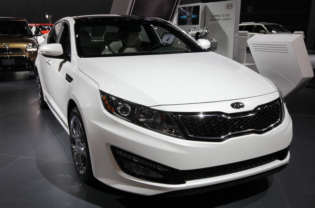 Un modelo de Kia Optima 2013 se exhibe en el Salón del Automóvil de Chicago el 9 de febrero de 2012. (AP Foto/Nam Y. Huh, Archivo)