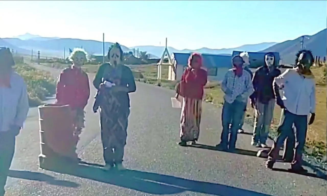 Enmascarados en carretera a Galeana asustan a familias regias (VIDEO)