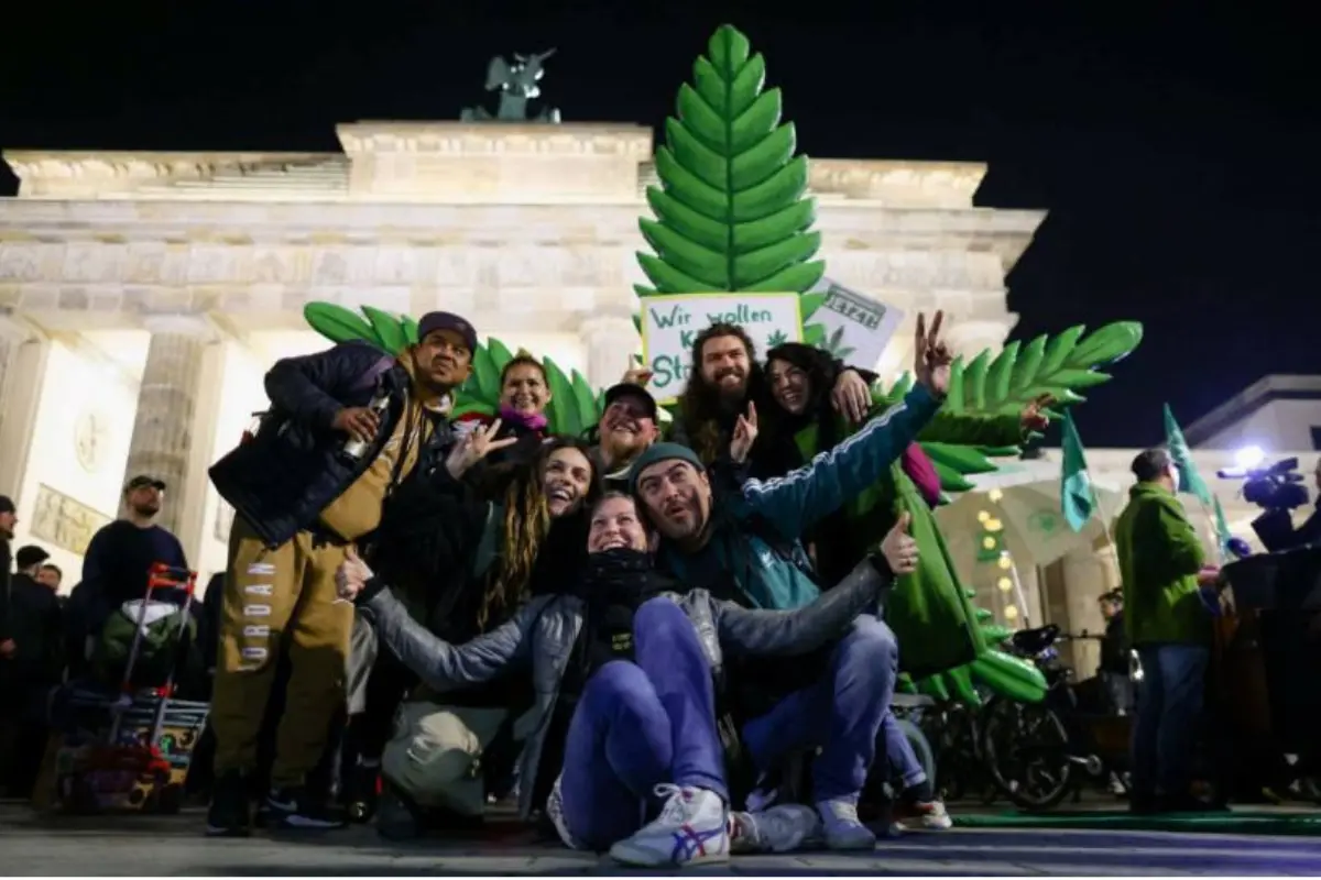 Alrededor de 1500 personas se congregaron frente a la Puerta de Brandenburgo en Berlín, Alemania, para celebrar la entrada en vigor de la ley. Foto: X (antes Twitter)/@true_dispatch