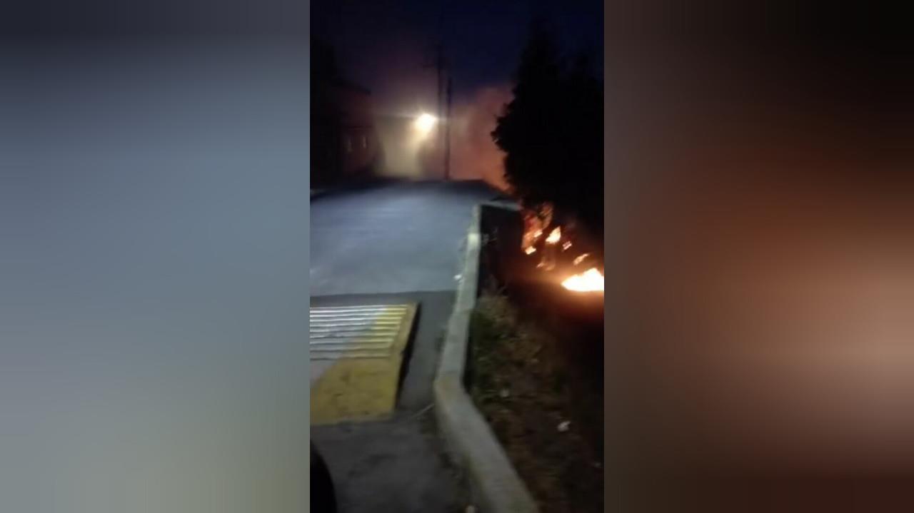 Bomberos del municipio de Naucalpan combaten el fuego para sofocarlo. Foto: Captura de pantalla