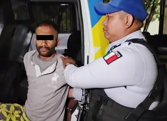 Una supervisora alertó a las autoridades al escuchar golpes en la pared de tablaroca del plantel, donde observó al sujeto realizando un boquete para ingresar. Foto: Policía de Monterrey.