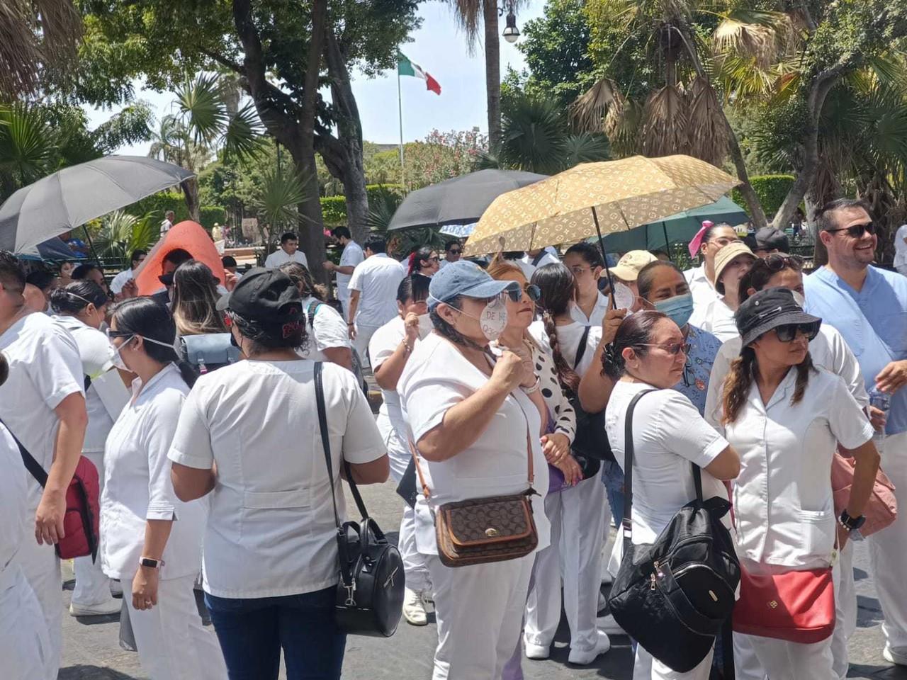 Personal médico del extinto Insabi que trabajó en la primera línea contra el Covid-19 se manifestó este martes por el incumplimiento de las promesas hechas hace 4 años.- Foto de José Salazar