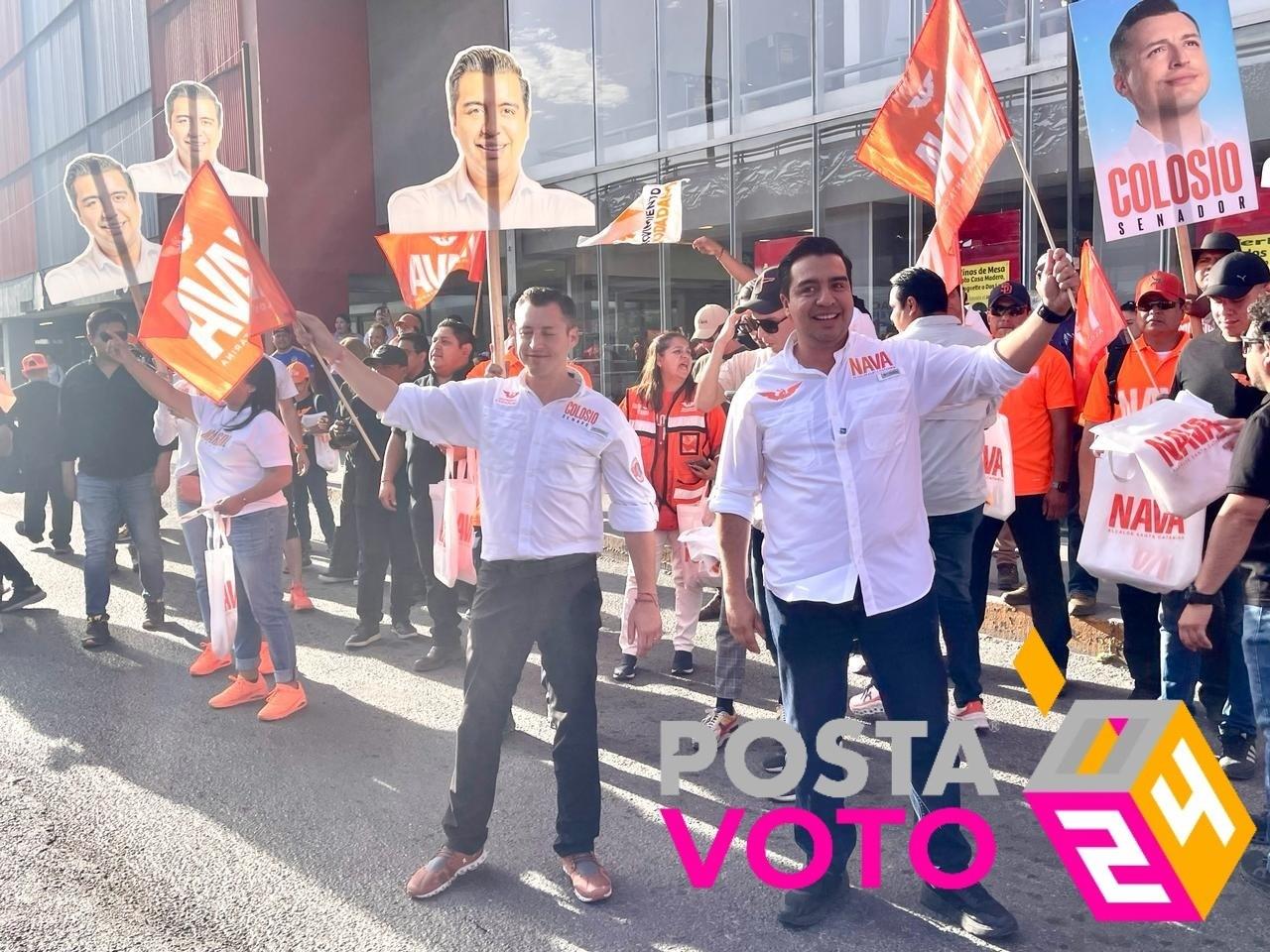 En un ambiente festivo, Nava Rivera y Colosio Riojas llevaron a cabo un pegoteo de calcomanías en la concurrida Avenida Díaz Ordaz frente a HEB La Fama. Foto: Especial.