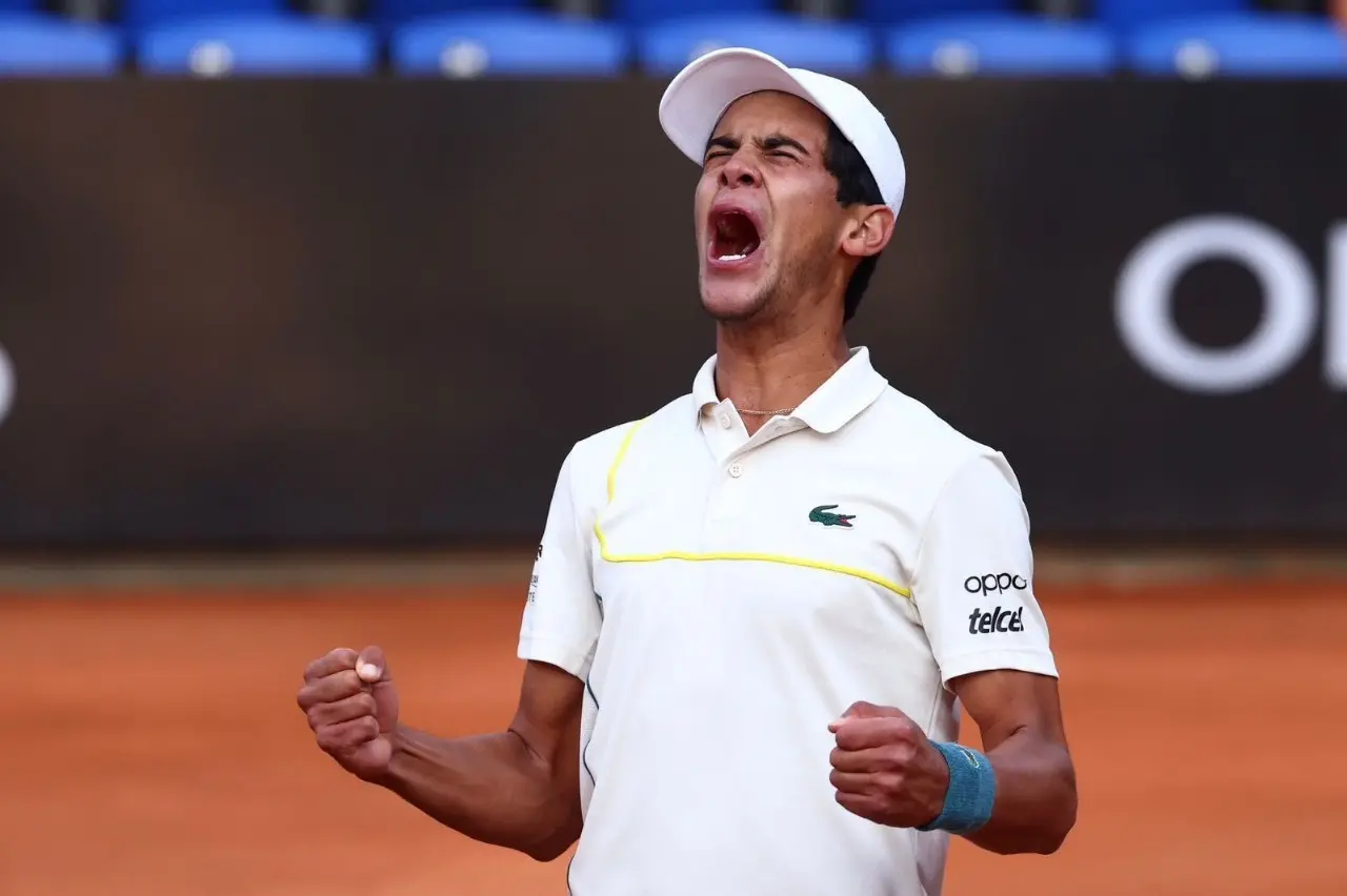 El yucateco Rodrigo Pacheco se impuso en tres sets ante el suizo Antoine Beiller  y así avanzar a los  octavos de final del Mexico City Open.- Foto Cortesía