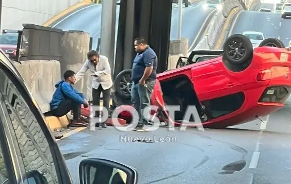 Volcadura deja un hombre herido en avenida Garza Sada