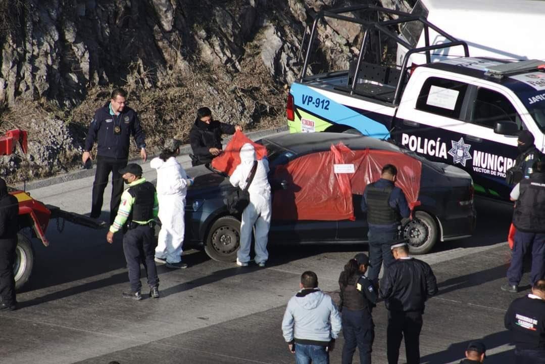 siete cuerpos encontrados en automóvil robado en Puebla. Foto tomada de: X (Twitter) Automóviles en Puebla, hallados por las autoridades. Foto tomada de: X (Twitter) @Guiesga