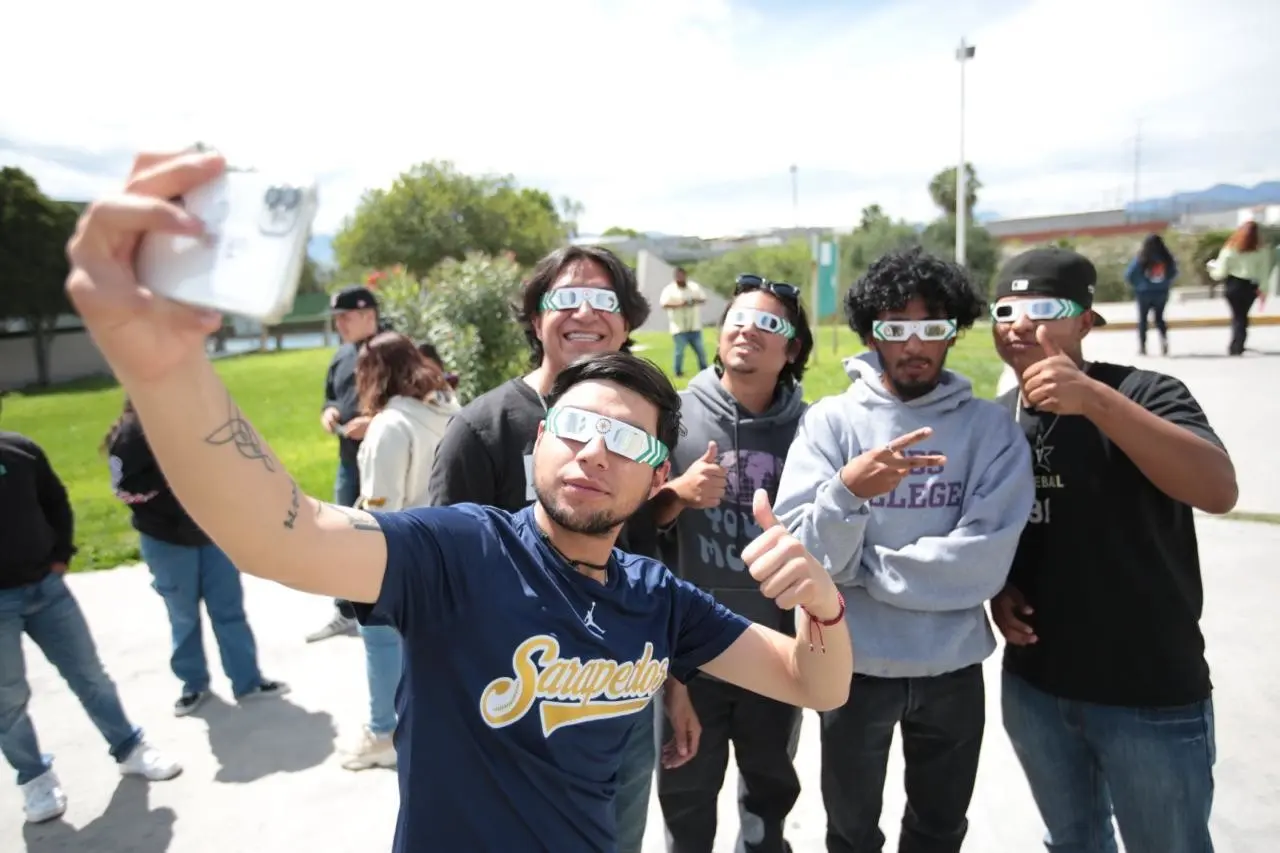 Es importante utilizar lentes especiales para ver el eclipse. Foto de Gobierno.