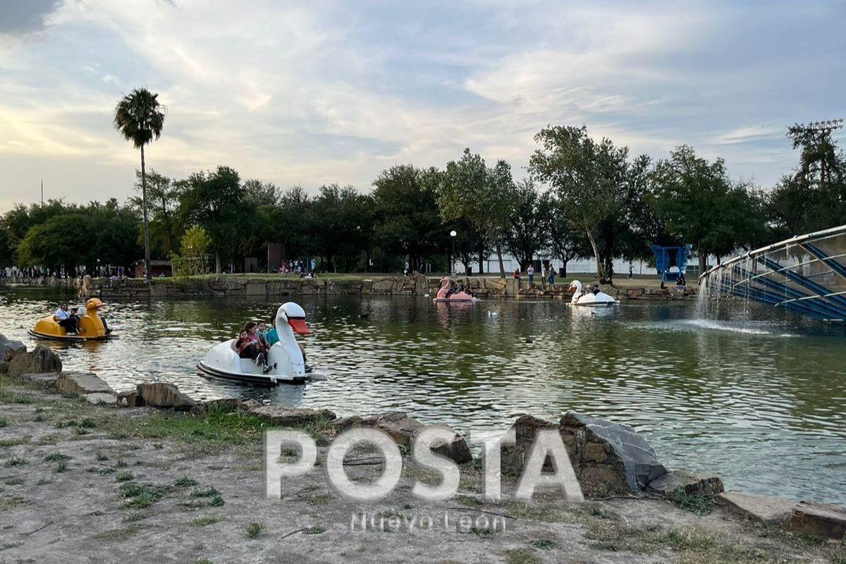 Tomándose fotos para recordar el momento, así aprovechaban el atardecer los regios.Foto: Rafael Manríquez