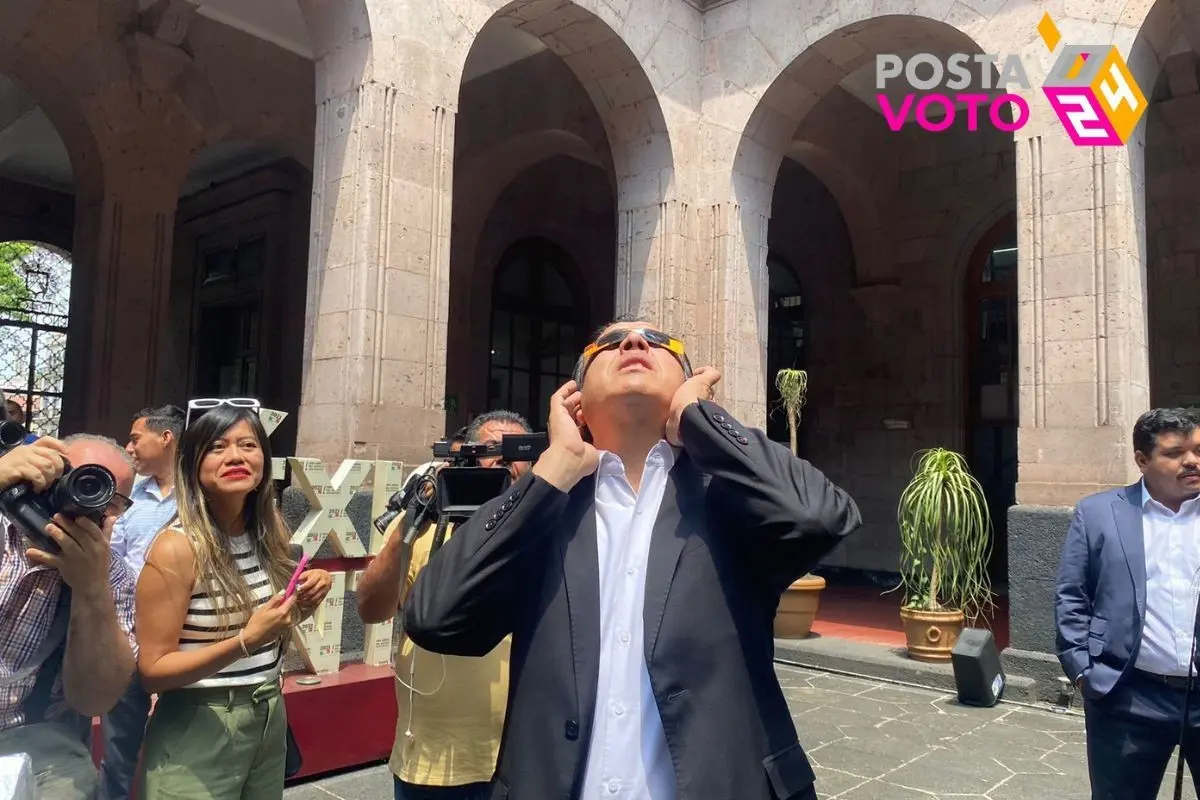 Cuitláhuac García, gobernador de Veracruz deja por un rato la conferencia de prensa para admirar el eclipse solar Foto: Rosalinda Morales