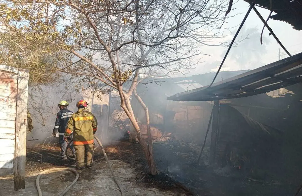 Bomberos tuvieron intensa actividad el domingo en Kanasín tras sofocar dos incendios.- Foto de redes sociales