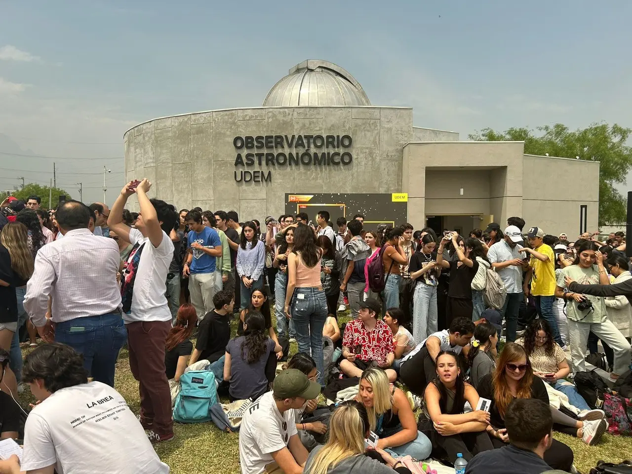 El eclipse solar alcanzó su punto máximo en Monterrey cerca de las 12:24 horas, mientras que está previsto que culmine a las 13:45 horas. Foto: Cynthia Pardo.