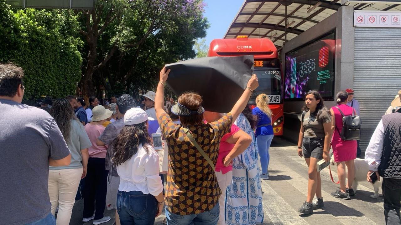 Bloquean Insurgentes. Vecinos exigen solución por agua contaminada