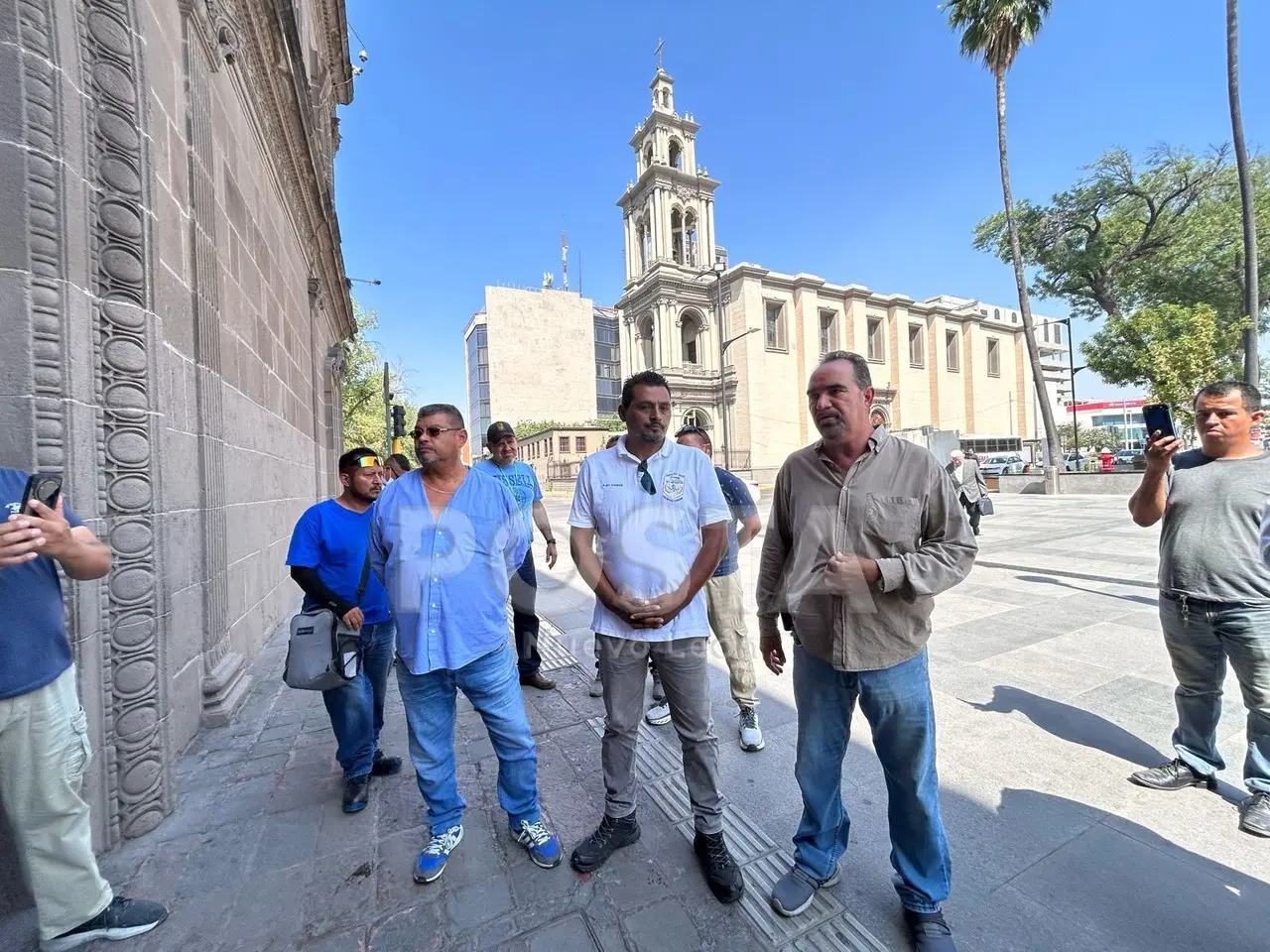 Amenazan taxistas con bloqueos si no les entregan carta de no antecedentes