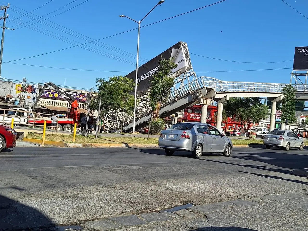 En la zona se reporta hay dos vehículos dañados; una camioneta y una motocicleta. Foto: PCNL.