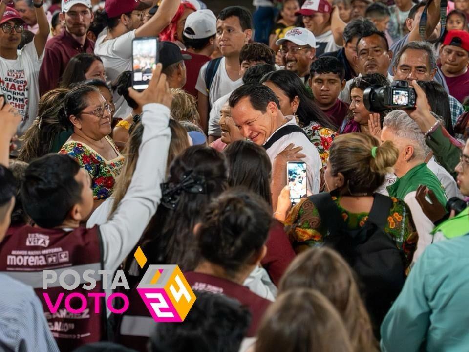 Huacho Díaz Mena, continúa realizando su recorrido de candidatura en los diferentes municipios de Mérida. Foto: Cortesía