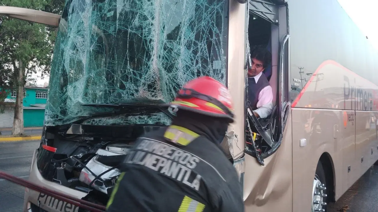 De acuerdo con los reportes preliminares el chofer del autobús no alcanzó a frena. Imagen: PC Tlalnepantla.