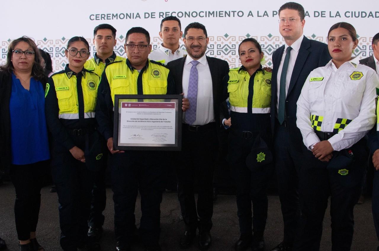 ¡Con mil reconocimientos!, presumen a policía de la CDMX como la mejor del país. Foto: @martibatres