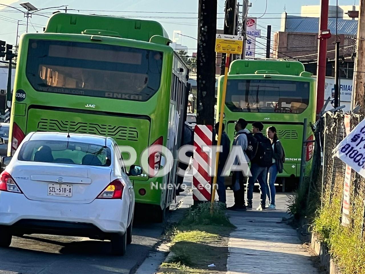 El tráfico fue impactado algunos minutos hasta que orillaron los carros participantes a estacionamientos de diversos negocios. Foto: Raymundo Elizalde