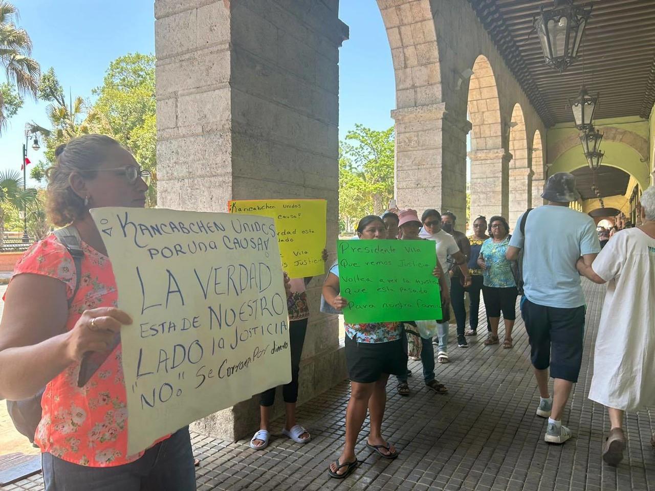 Familiares y amigos de 5 detenidos en Kancabchén Rancho acudieron a Palacio de Gobierno de Yucatan para protestar por las injusticias en el caso.- Fotos de BM Noticias