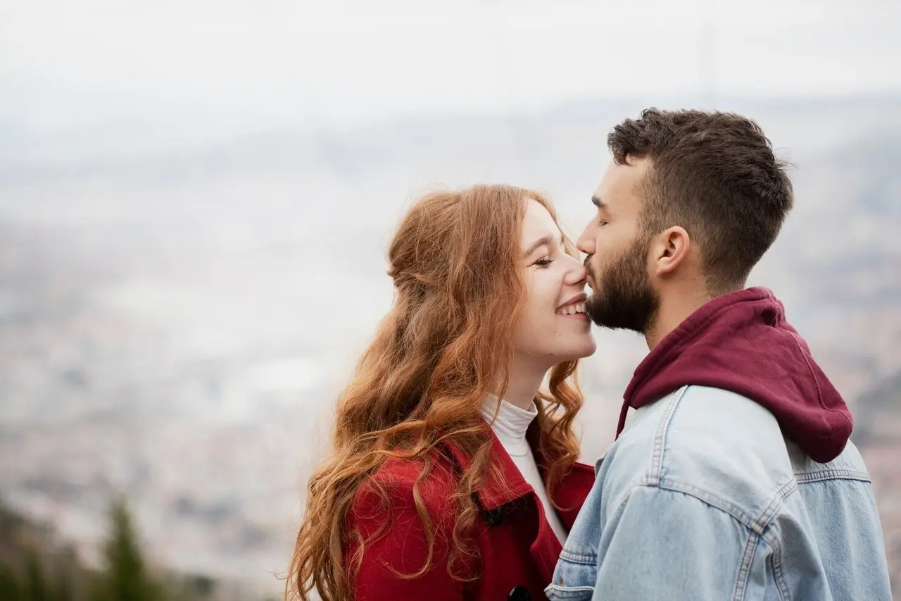 Descubre la razón por la que se celebra el Día Internacional del beso. Foto: Freepik