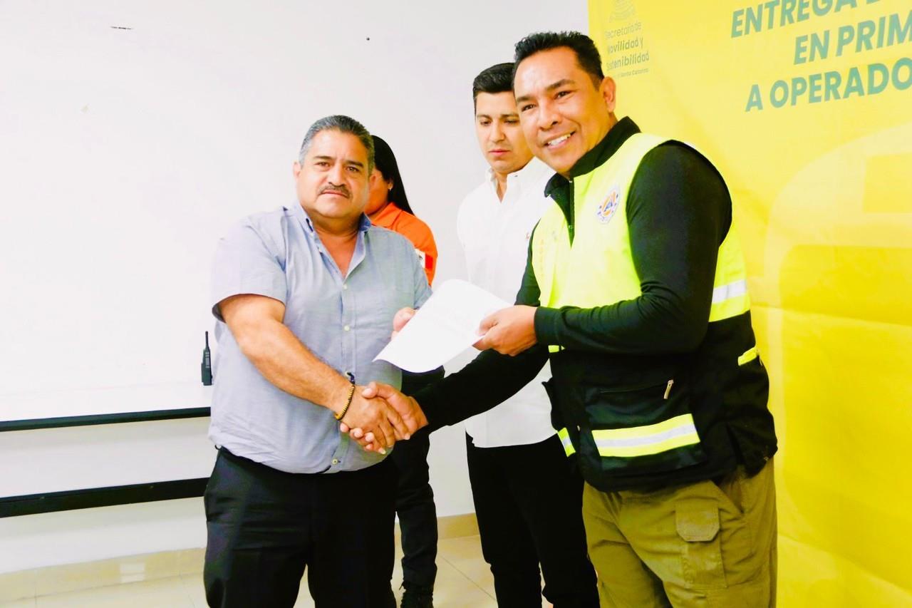 El Director de Protección Civil municipal, Israel Contreras Vásquez, entregando reconocimiento a operador. Foto: Municipio de Santa Catarina