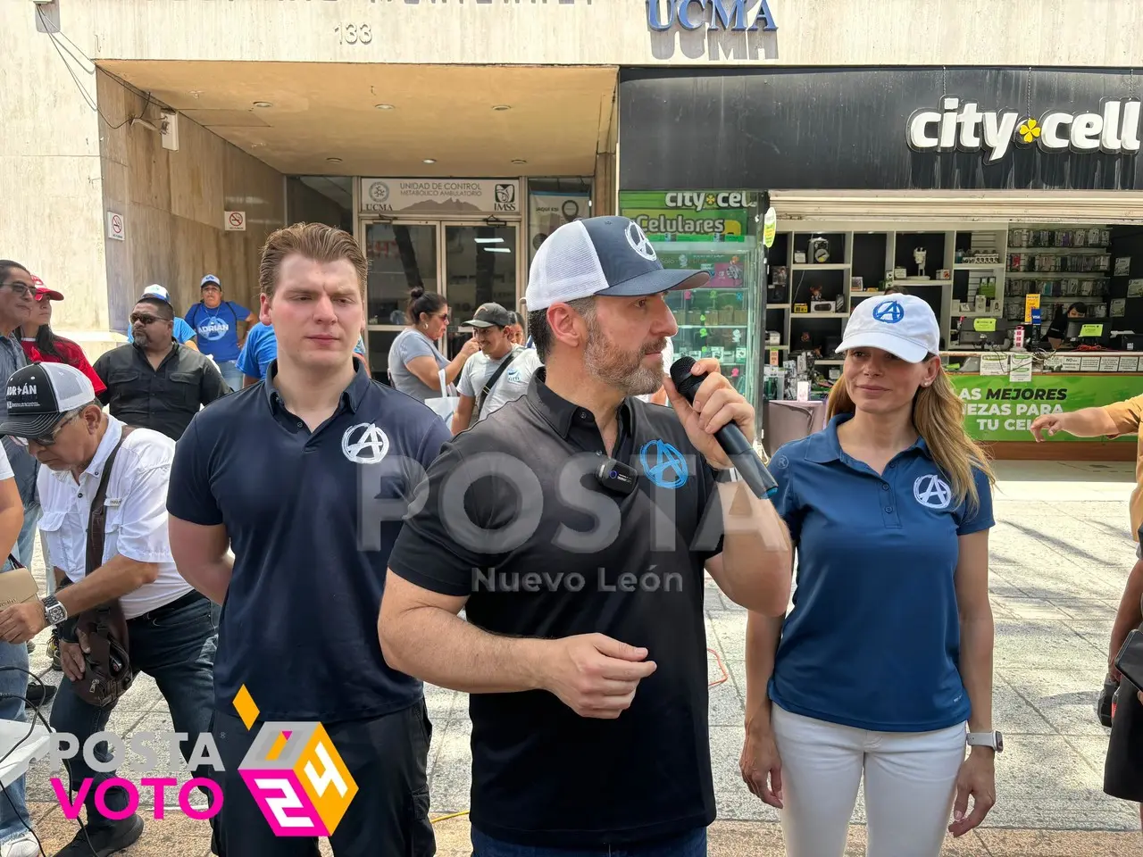 Adrián de la Garza recorrió Plaza Morelos, en el Centro de Monterrey. Foto: Diego Beltrán