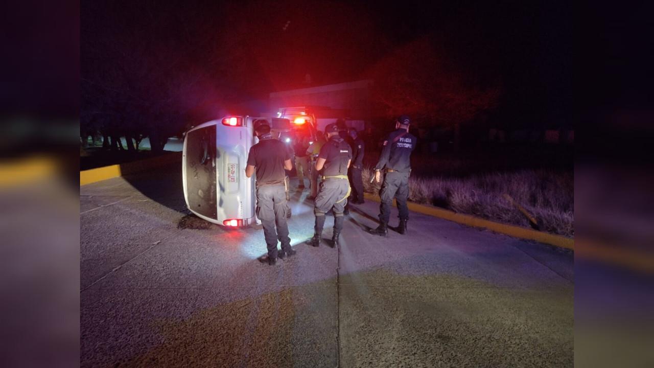 Se distrae con su estéreo y acaba volcado en carretera