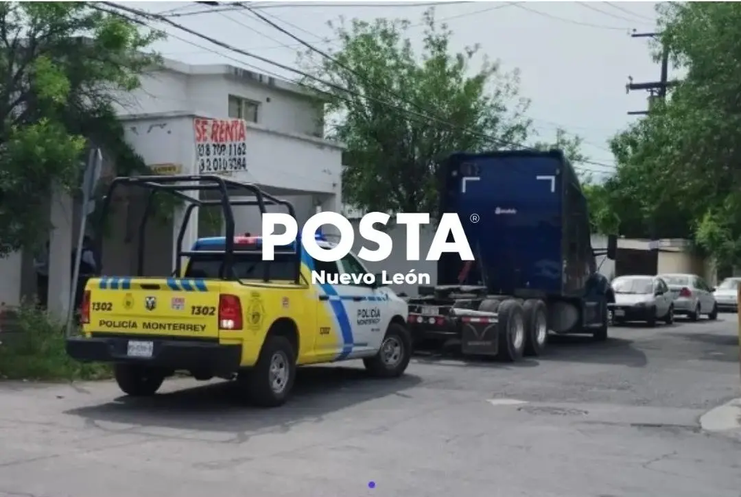 Fueron elementos de la policía municipal los que se toparon con el tráiler. Foto: Policía de Monterrey.